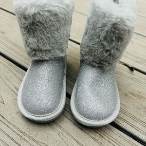 Jumping Beans Silver Gray Pom-Pom Accessories like new